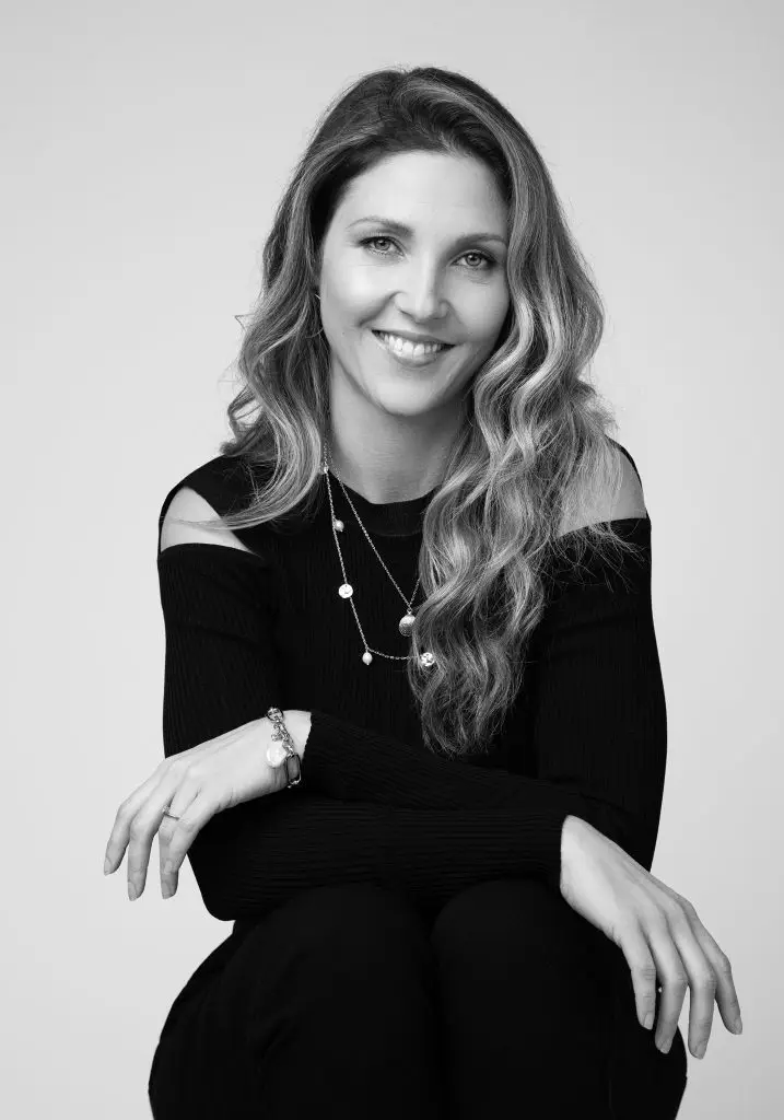 Portrait professionnel d'une femme souriante dans un intérieur moderne